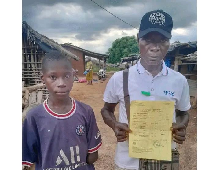 Côte d’Ivoire / Éducation : À Tiassalé, le jeune Sidney, amputé des deux bras, plaide pour des prothèses afin de poursuivre sa scolarité