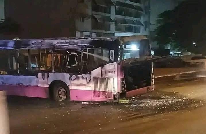 Côte d’Ivoire / Sécurité : Des violences éclatent à Yopougon, un bus incendié et une voiture de police attaquée